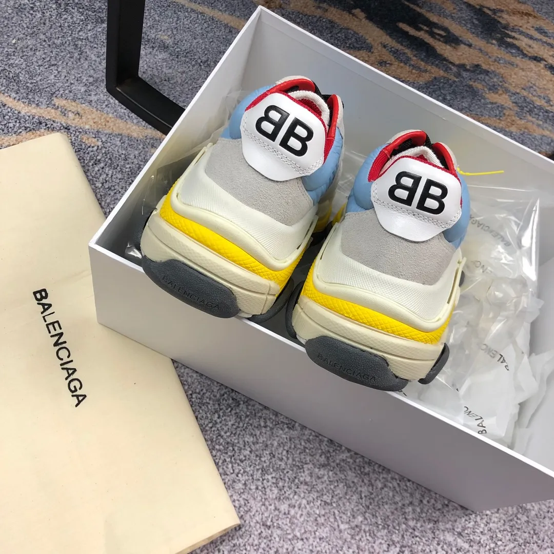 👟👟Ex-factory price 800👟👟 Balenciaga second generation 17 colors🖤 Balenciaga Triple-s Balenciaga-dad shoes. The world’s most popular retro jogging shoes 🔥. 🔺Retro distressed craftsmanship ~ original combination sole, heavy craftsmanship, not a low-end 2-layer combination sole! The upper is made of imported parachute cloth spliced ​​with nubuck matte, priced at 24 yuan per foot, which is different from the ordinary canvas on the market! The back is covered with cowhide high-frequency embossing! ⚠️When purchasing authentic products at the counter, I specifically asked the clerk about the materials. Size: 35-41 yards, men’s size 39-45, matching cloth bag, shoelaces, complete certificate of certification/men’s model will be notified later.